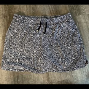 Croft &Barrow black and white pattern stretch Skort